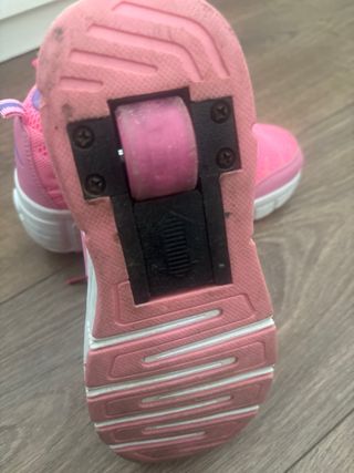 Zapatillas con ruedas rosas y moradas talla 31