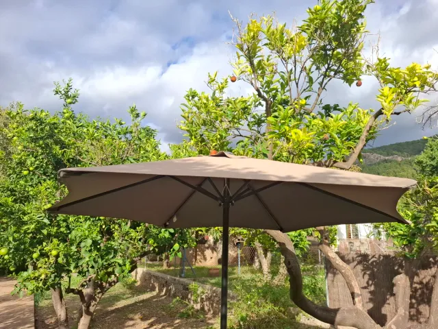 Sombrilla de jardín color beige Beliani + base