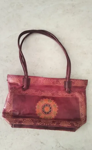 Bolso de mano de cuero con diseño floral