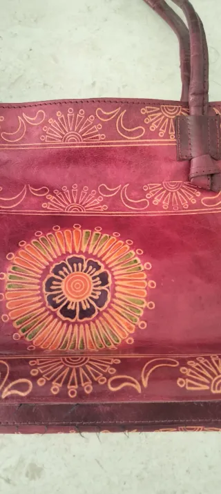 Bolso de mano de cuero con diseño floral