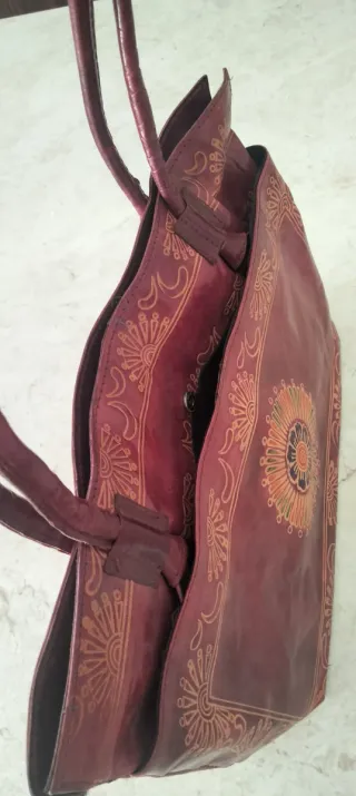 Bolso de mano de cuero con diseño floral