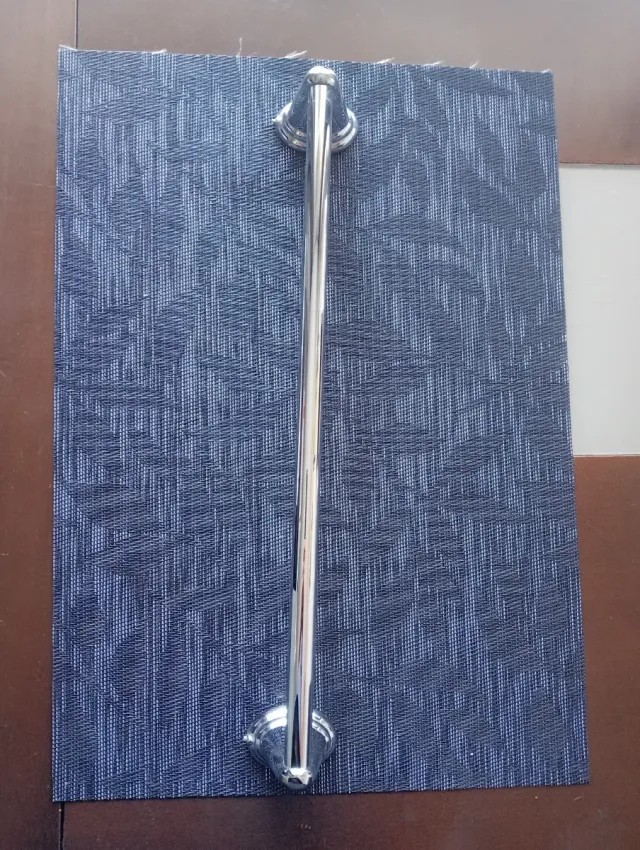 Toallero de metal plateado