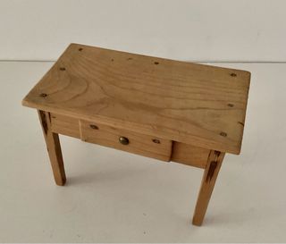 Antigua mesa de juguete de madera