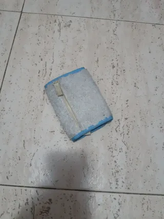 Monedero azul y plateado con corazón