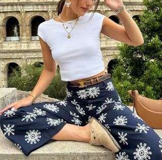 Pantaloni larghi blu con ricami bianchi