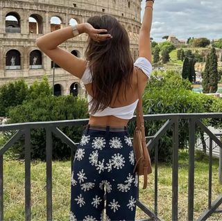 Pantaloni larghi blu con ricami bianchi