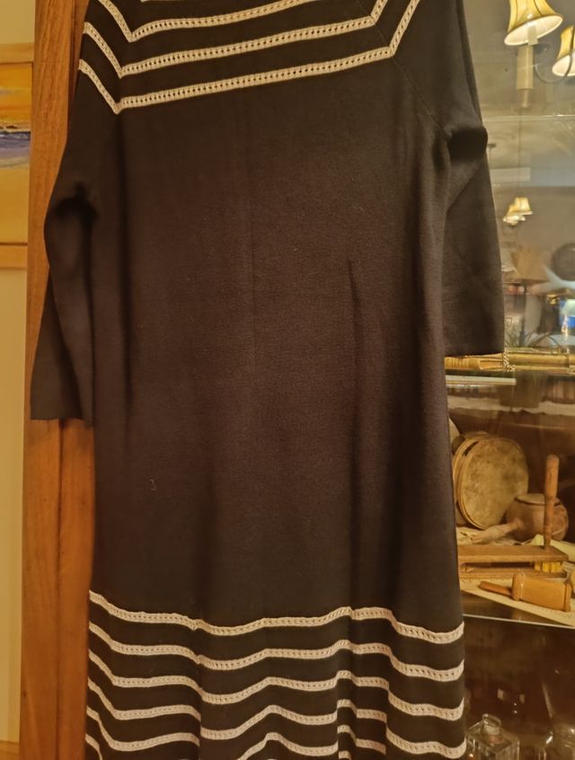 Vestido negro con detalles beis