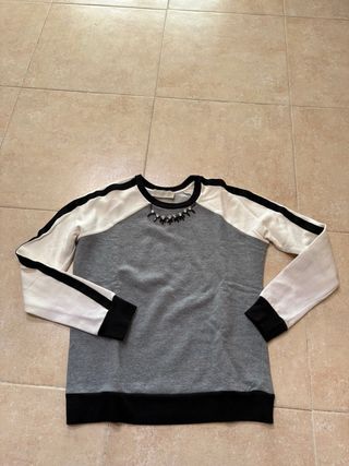 Sudadera Zara gris y blanca con collar