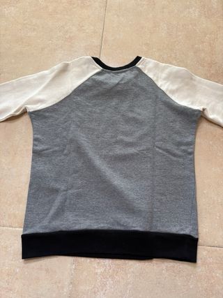 Sudadera Zara gris y blanca con collar