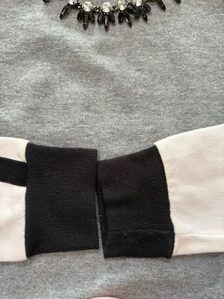 Sudadera Zara gris y blanca con collar