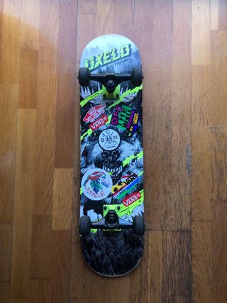 Skate Oxelo con pegatinas Vans