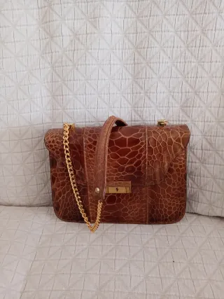 Bolso de piel marrón con cadena dorada
