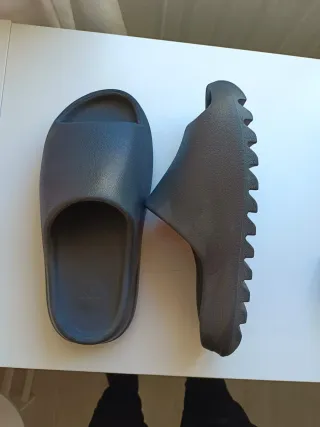 Chanclas Adidas Yeezy Slide Gris