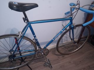 Bicicleta de carretera BH azul
