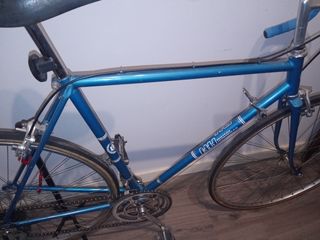 Bicicleta de carretera BH azul