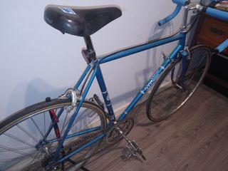 Bicicleta de carretera BH azul