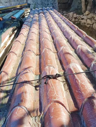Panel sándwich imitación teja con embellecedores.