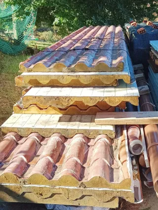 Panel sándwich imitación teja con embellecedores.