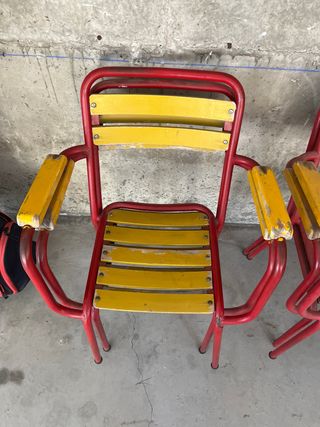 Quattro sedie rosse e gialle in ferro e legno