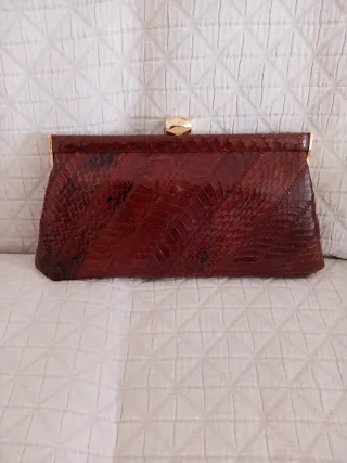 Bolso de piel marrón con cierre dorado