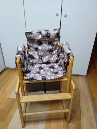 Trona de madera con cojín estampado