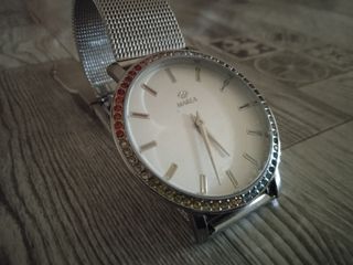 Reloj Marea Plateado con Detalles Multicolor