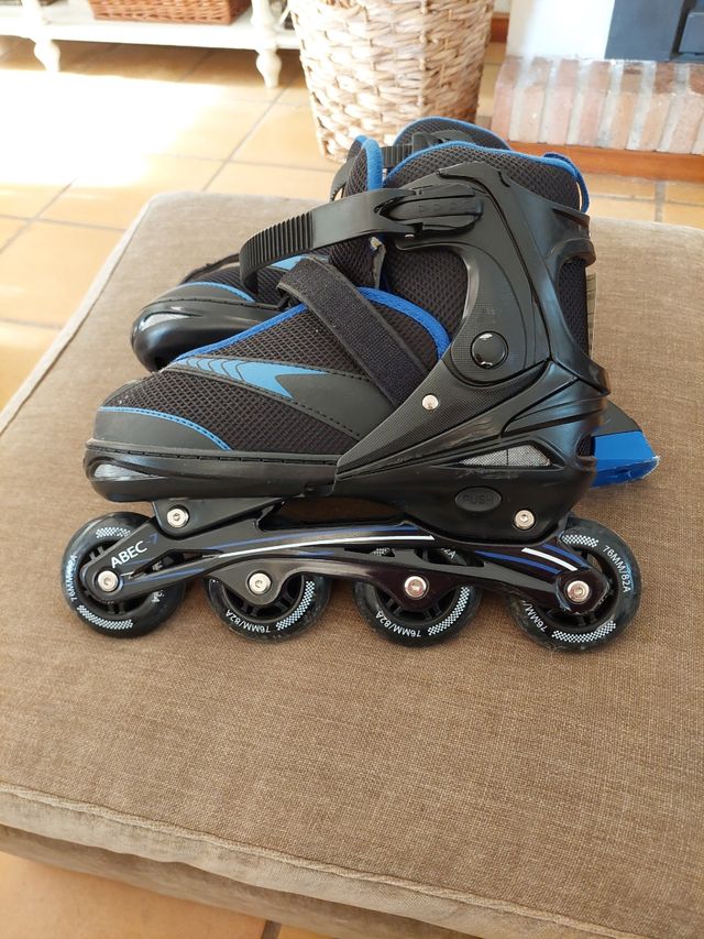 Patines en línea negros y azules
