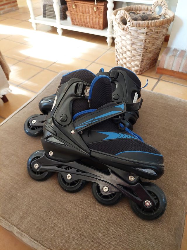 Patines en línea negros y azules