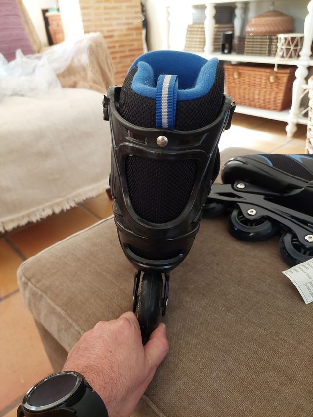 Patines en línea negros y azules