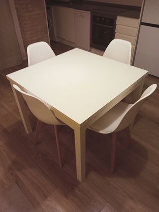 Mesa y 4 Sillas Comedor