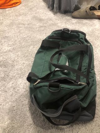Mochila deportiva verde y negra