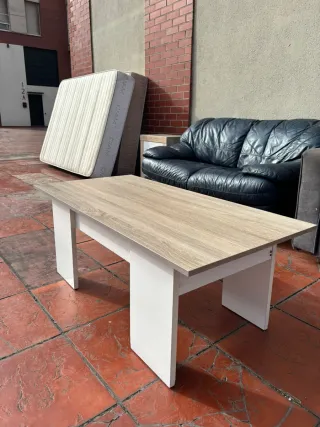 2 sofás 2 colchones de 135 2 mesitas y una mesa