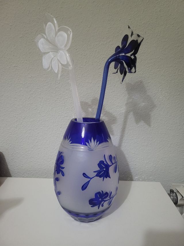 Jarrón de cristal azul y blanco