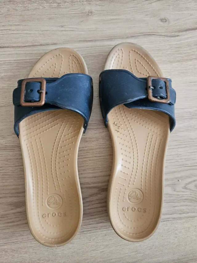 Chanclas Crocs Mujer Beige y Negro