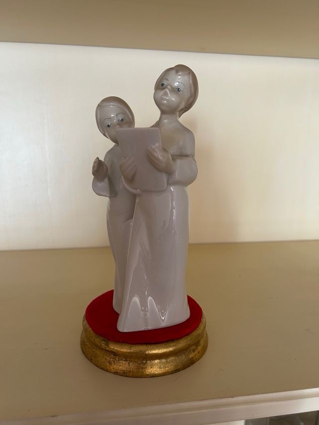 Figura porcelana niñas cantando