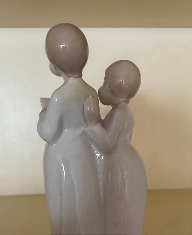 Figura porcelana niñas cantando