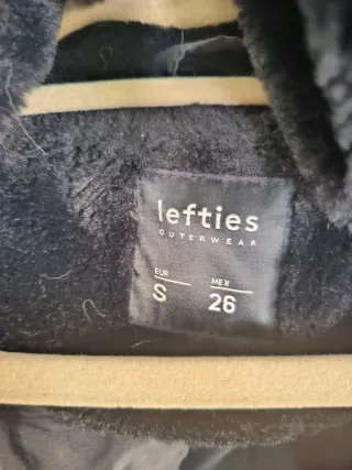 Abrigo Largo de pelo negro Lefties