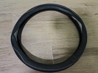 Funda de volante negra con línea morada 