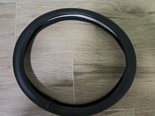 Funda de volante negra con línea morada 