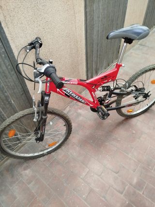 Bicicleta de montaña roja