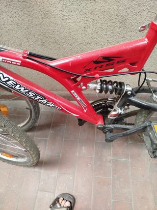 Bicicleta de montaña roja