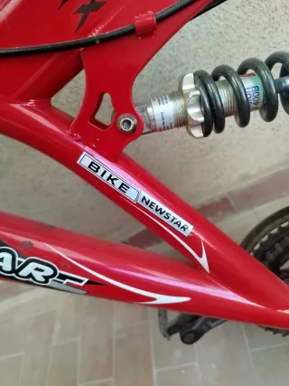 Bicicleta de montaña roja