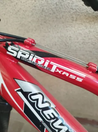 Bicicleta de montaña roja