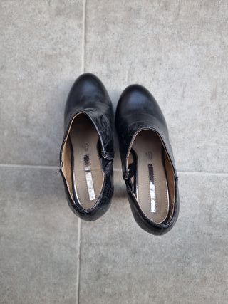 Tacones negros con textura de cocodrilo