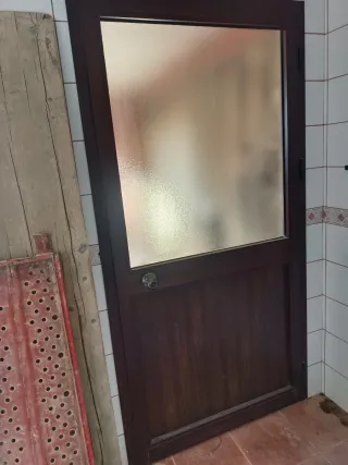 Puerta aluminio efecto madera nogal