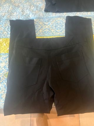 Conjunto negro Jersey cuello alto y pantalón