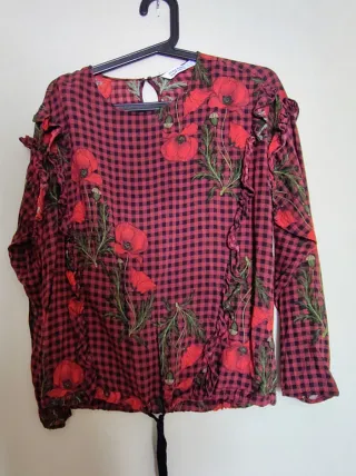 Camisa Zara cuadros y flores roja negra XS