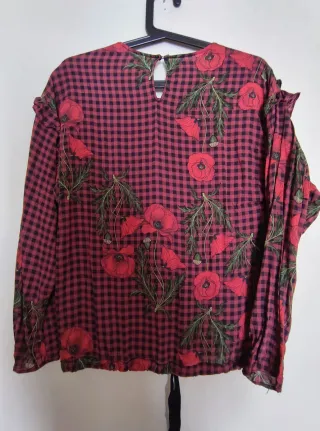 Camisa Zara cuadros y flores roja negra XS