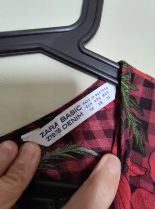 Camisa Zara cuadros y flores roja negra XS