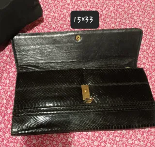 Pochette nera effetto coccodrillo